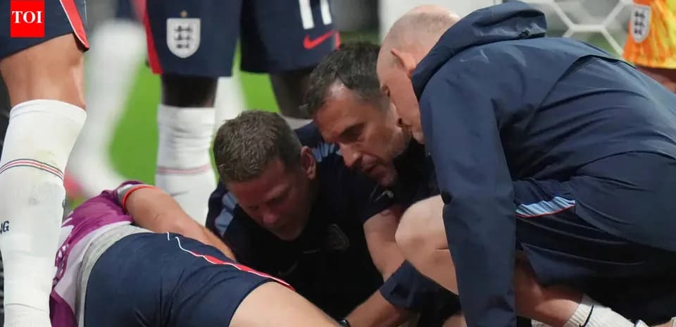 Entrenadores atendiendo a jugador caído en el campo