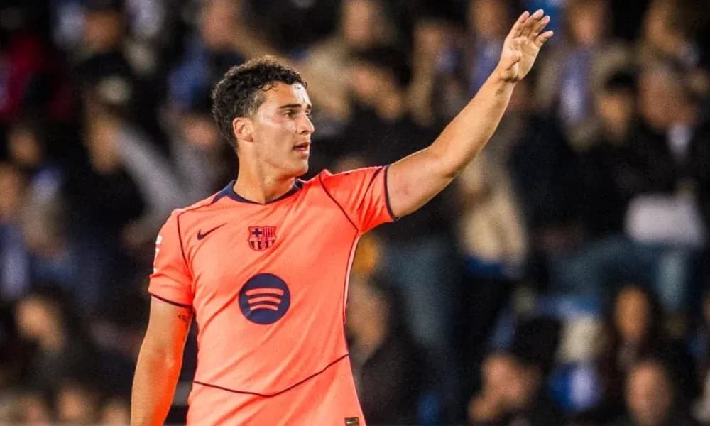 Jugador de Barcelona señalando durante el partido