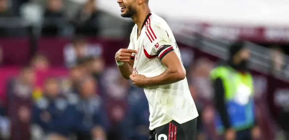 Jugador de fútbol mostrando frustración en el campo