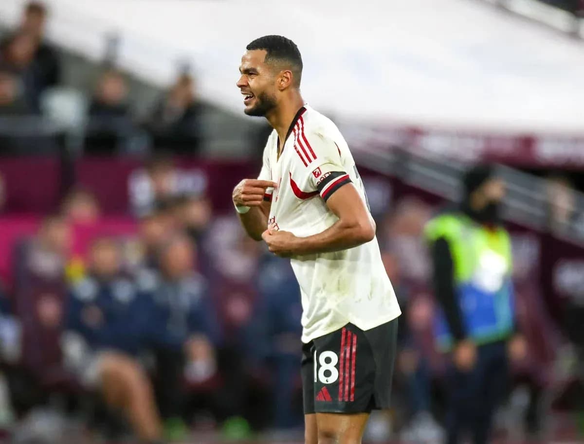 Jugador de fútbol mostrando frustración en el campo