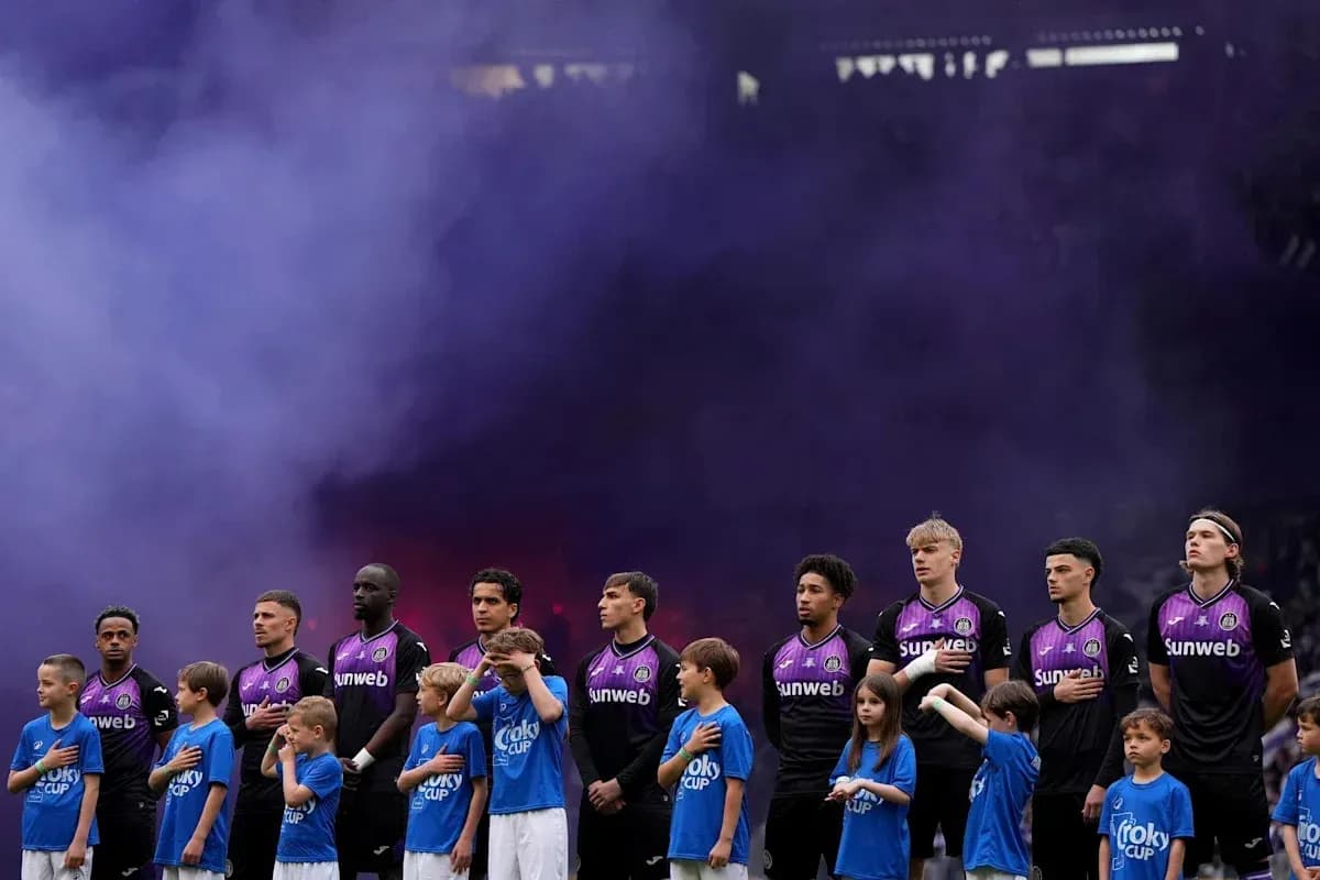 Jugadores y niños de pie durante el himno