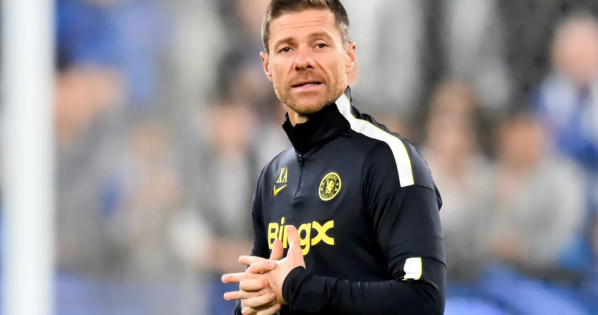 Entrenador de fútbol dando instrucciones en el campo