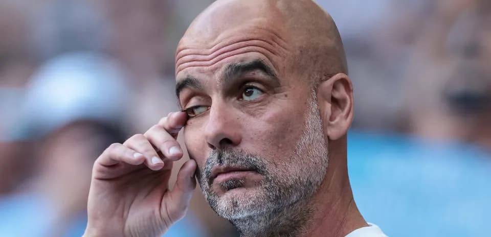 Entrenador tocándose el ojo durante el partido