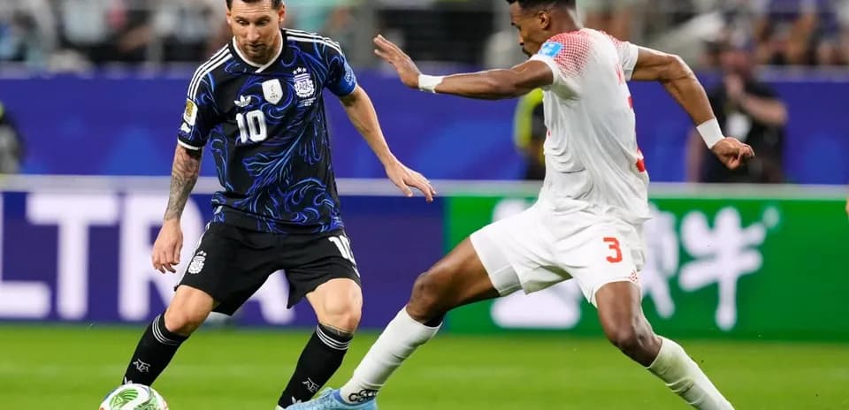 Lionel Messi driblando a un defensor