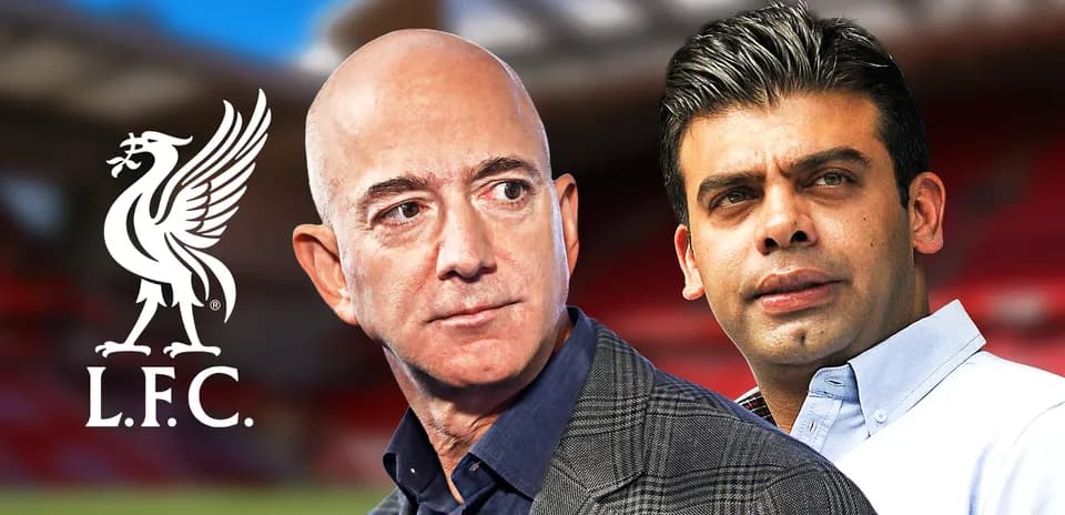 Jeff Bezos y otro empresario con logo de Liverpool