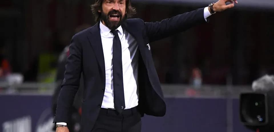 Entrenador gesticulando durante el partido en el banquillo