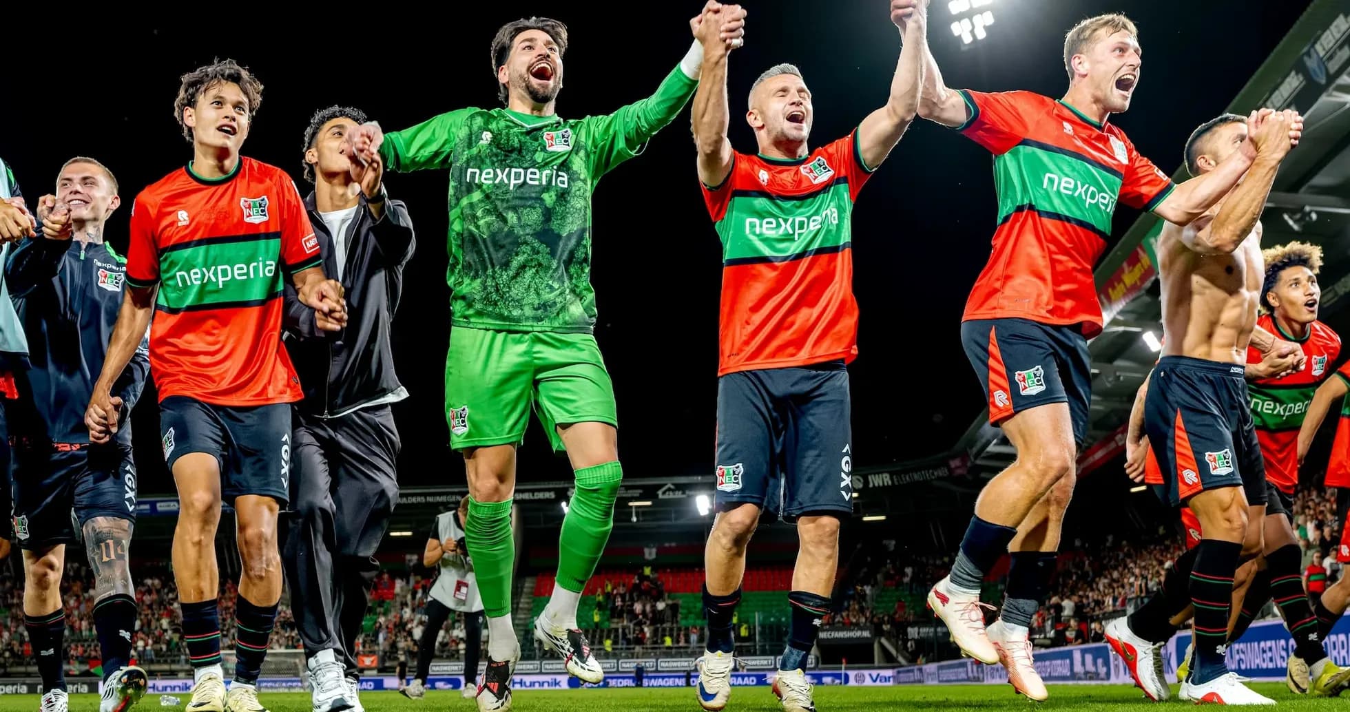 Jugadores del NEC celebrando en el estadio