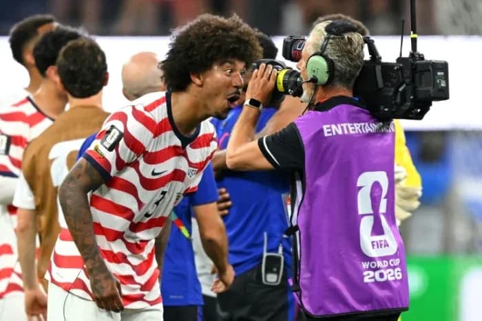 Jugador de EE. UU. celebrando con reportero de televisión