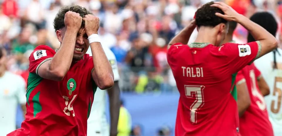 Jugadores de Marruecos mostrando frustración durante el partido