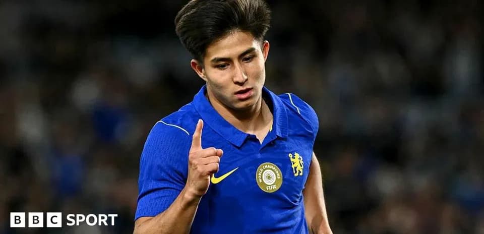Jugador de Chelsea señalando durante el partido