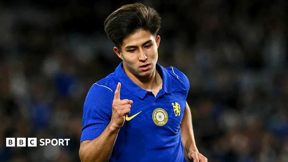 Jugador de Chelsea señalando durante el partido