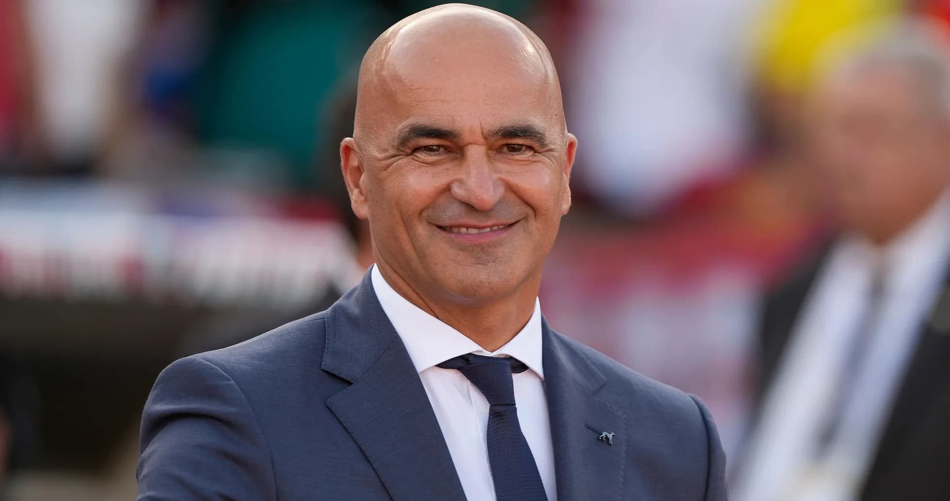 Entrenador sonriente en evento deportivo