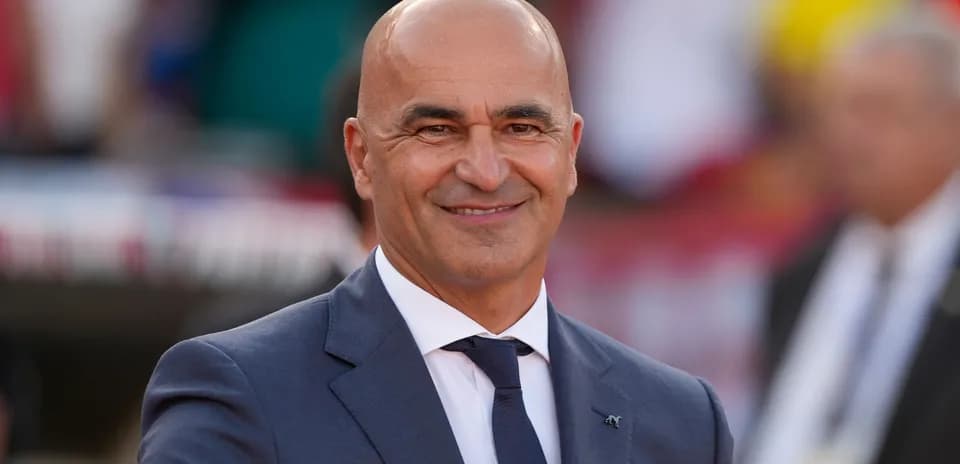 Entrenador sonriente en evento deportivo
