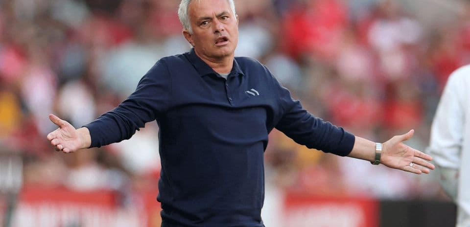 Entrenador gesticulando durante un partido