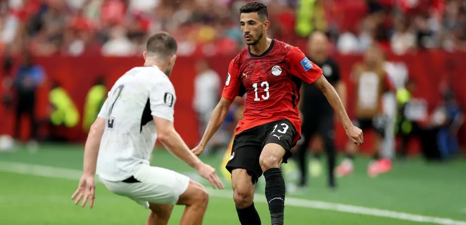 Jugador de Egipto driblando a un oponente en partido