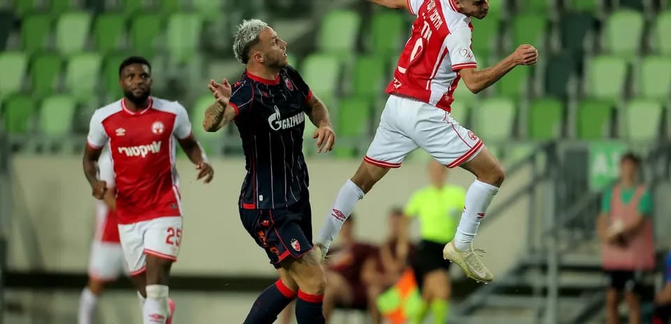 Un jugador de FK Crvena Zvezda cabeceando el balón