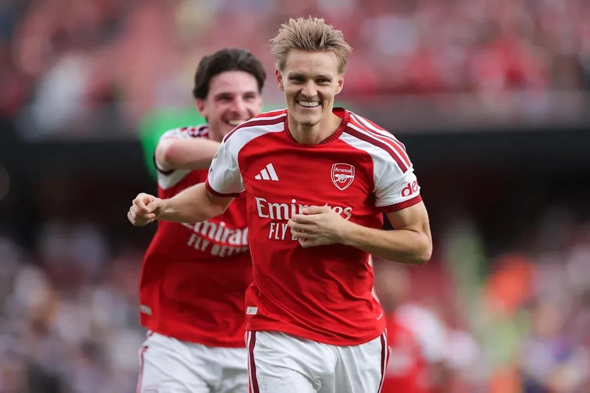 Jugador de Arsenal celebrando un gol en el campo