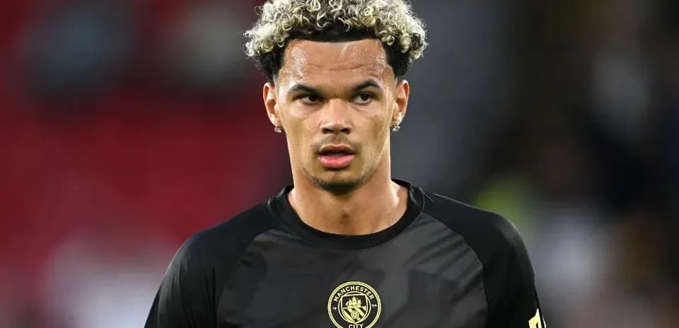 Jugador de Manchester City en camiseta negra
