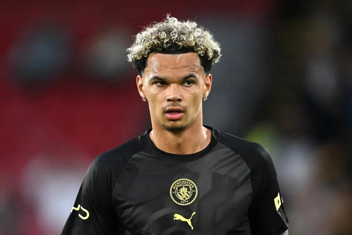 Jugador de Manchester City en camiseta negra