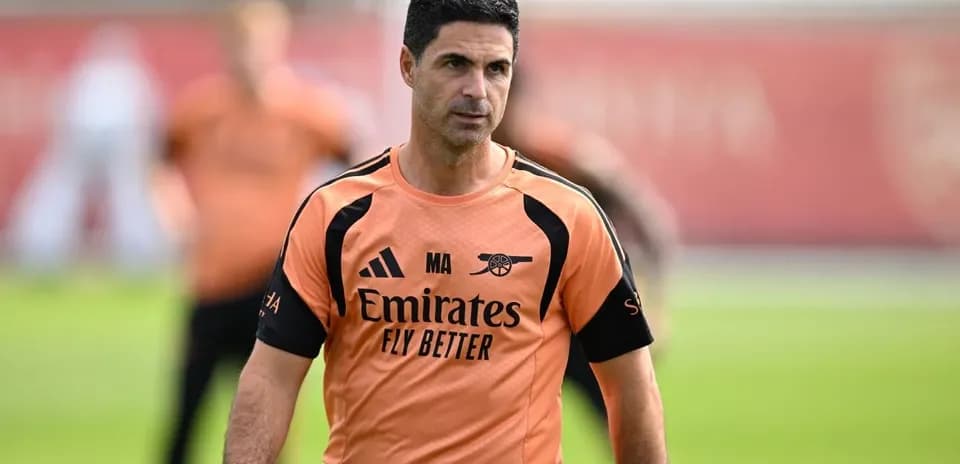 Entrenador dirigiendo sesión de entrenamiento en campo