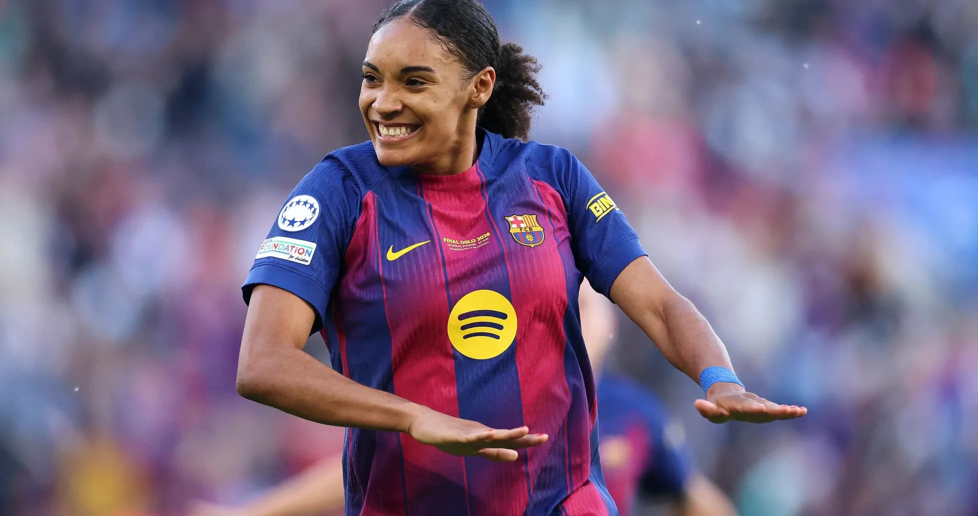 Jugadora del Barcelona celebrando un gol en el partido