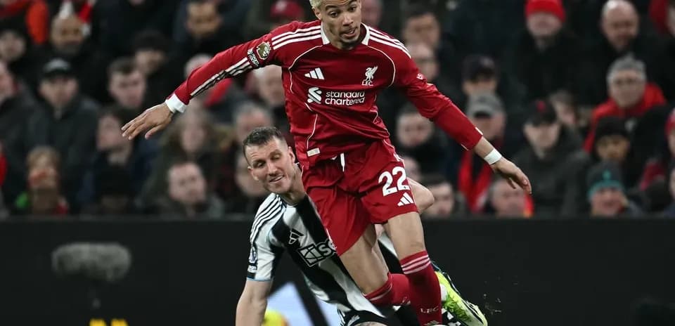 Jugador de Liverpool en acción contra Newcastle