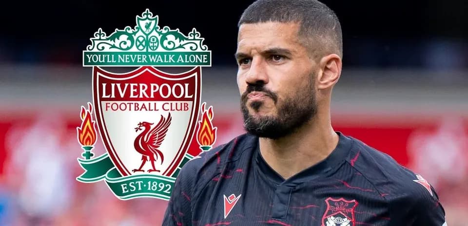 Jugador con camiseta negra y escudo de Liverpool