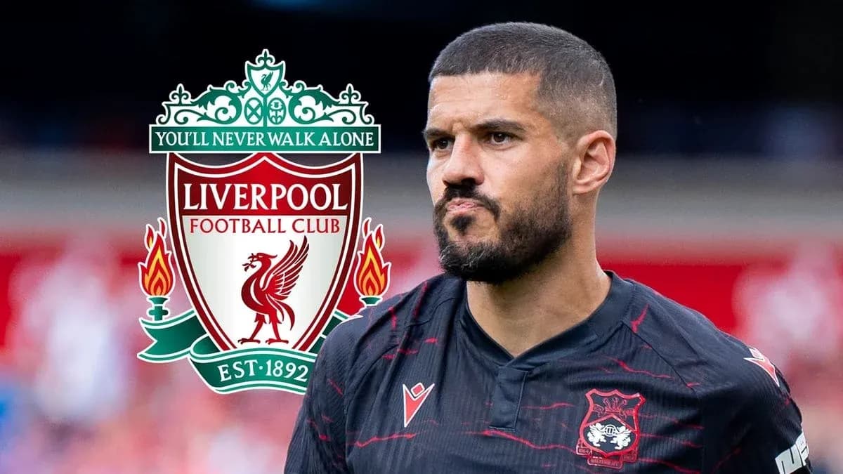 Jugador con camiseta negra y escudo de Liverpool