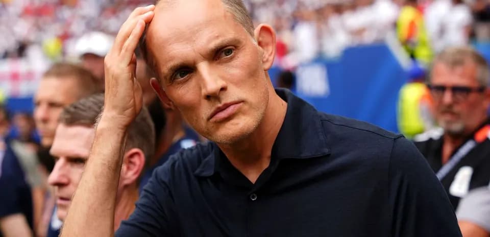 Entrenador en el banquillo durante un partido