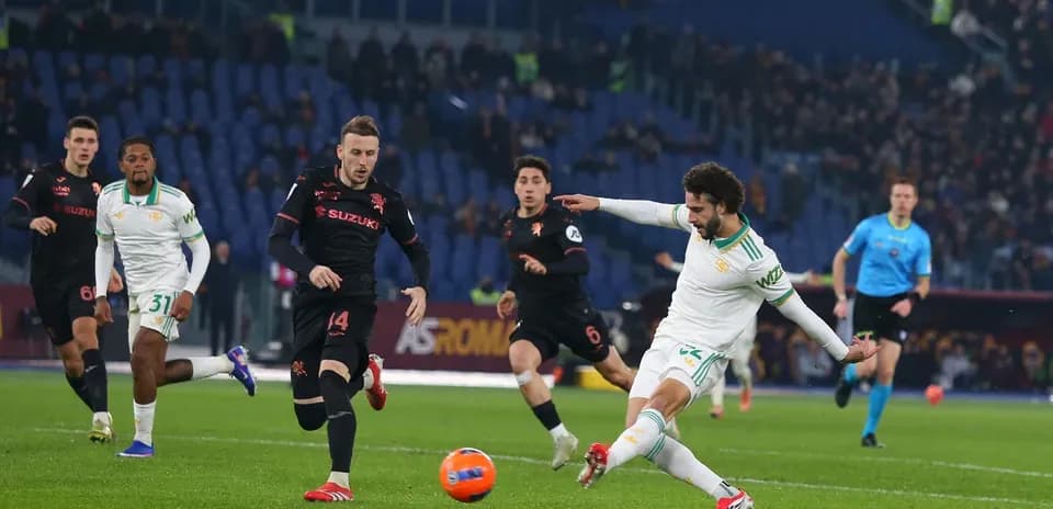 Jugadores en acción durante el partido Torino vs AS Roma