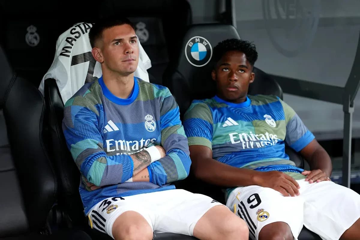Jugadores del Real Madrid sentados en el banquillo