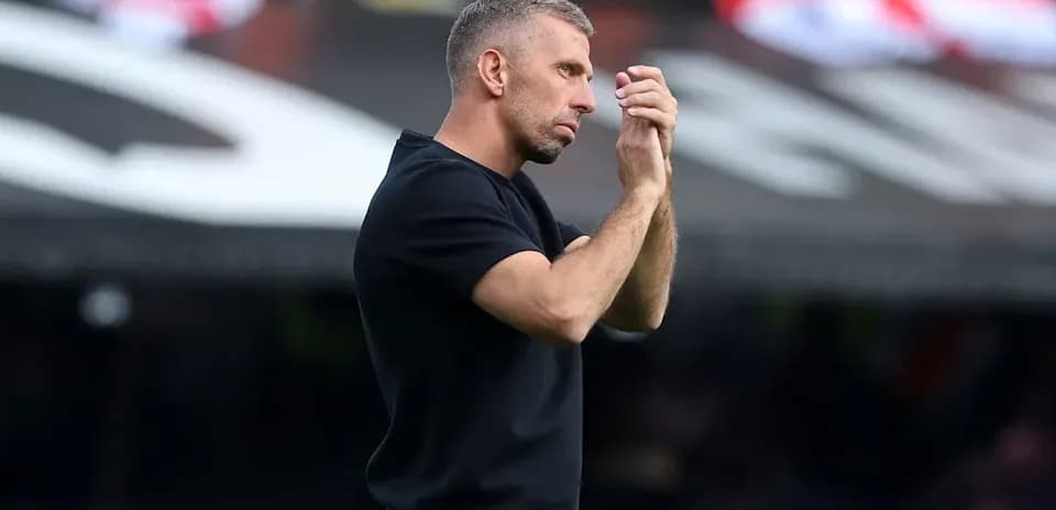 Entrenador aplaudiendo desde la línea de banda