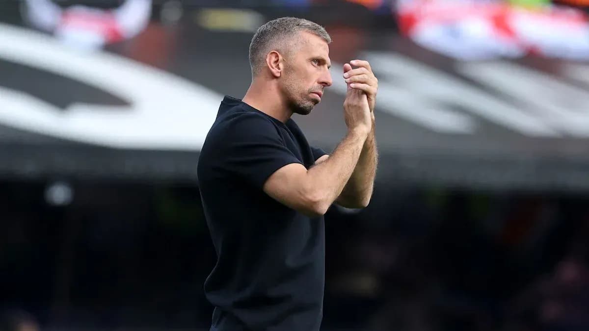 Entrenador aplaudiendo desde la línea de banda