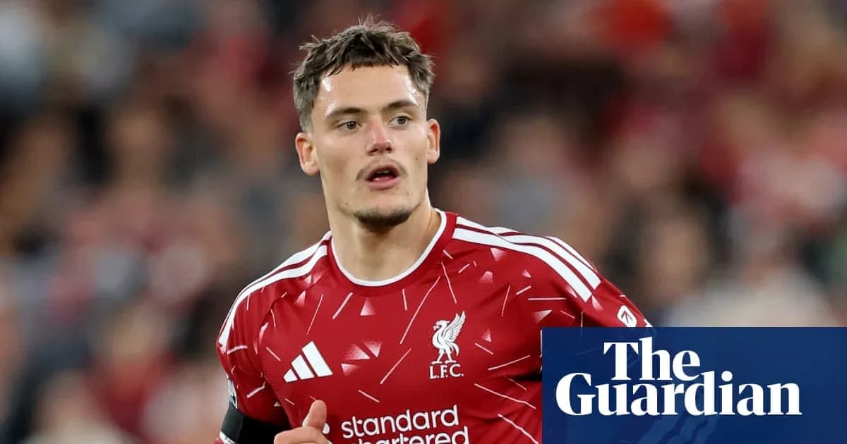 Jugador de Liverpool en acción durante el partido