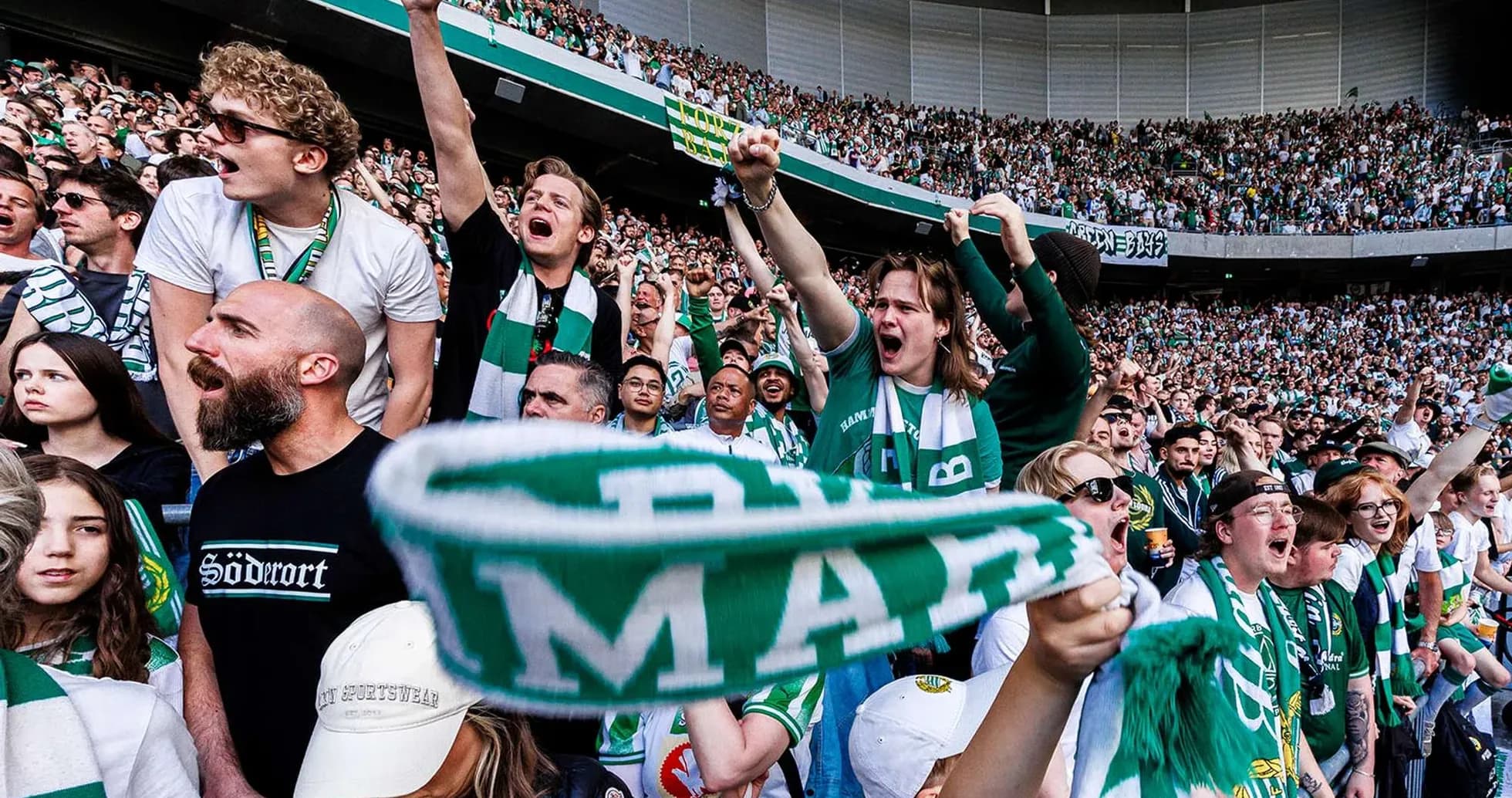 Aficionados de Hammarby FF animando en el estadio