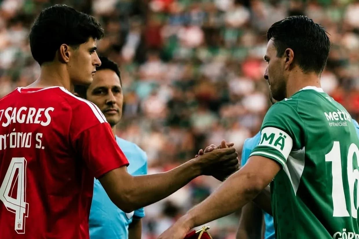 Jugadores de Benfica y FC St. Gallen saludándose