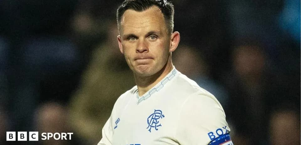 Jugador de Rangers con brazalete de capitán en partido