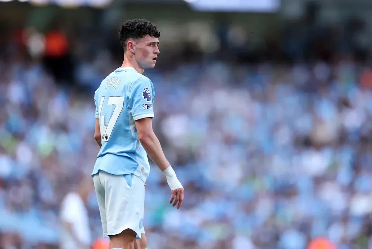 Phil Foden en el campo durante un partido
