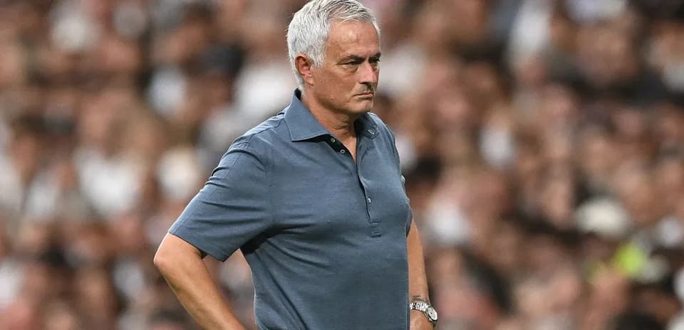 Entrenador observando el partido desde la línea de banda