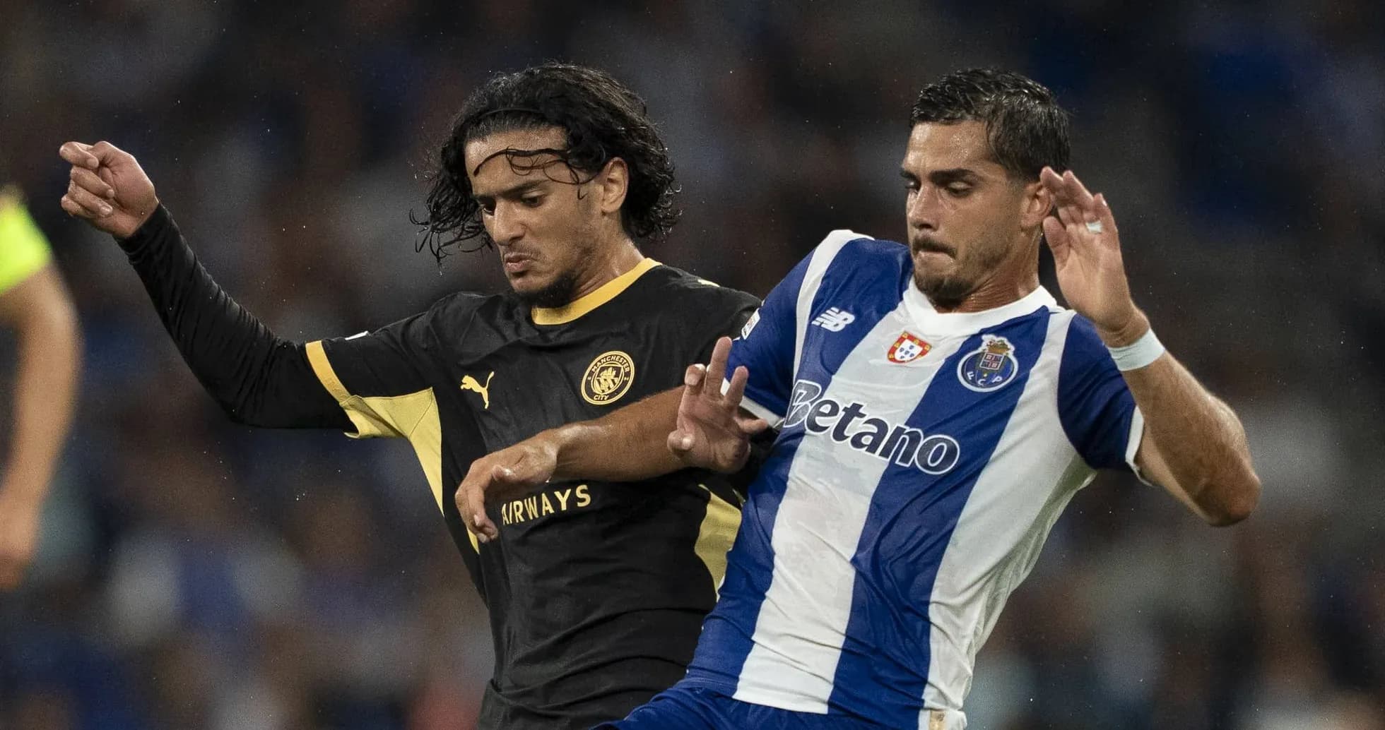 Dos jugadores luchando por el balón en un partido