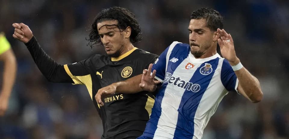 Dos jugadores luchando por el balón en un partido