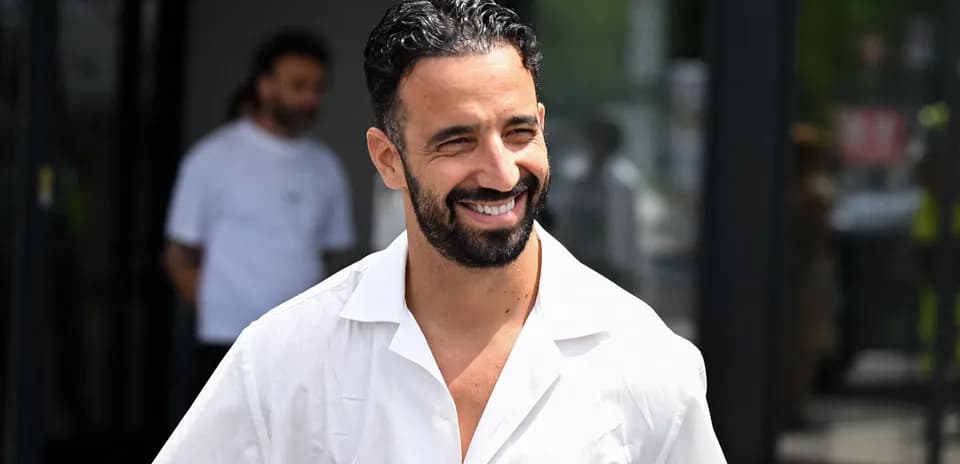 Jugador sonriente saliendo de un edificio