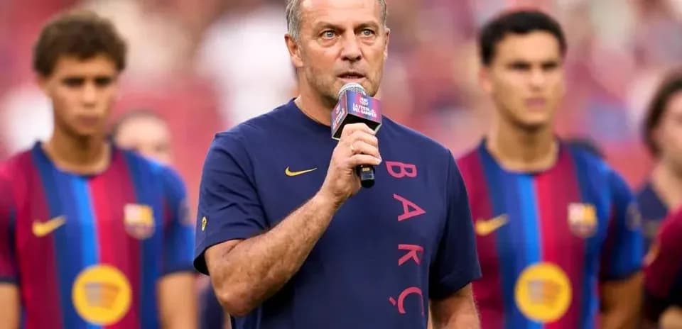 Entrenador hablando en evento con jugadores de Barça