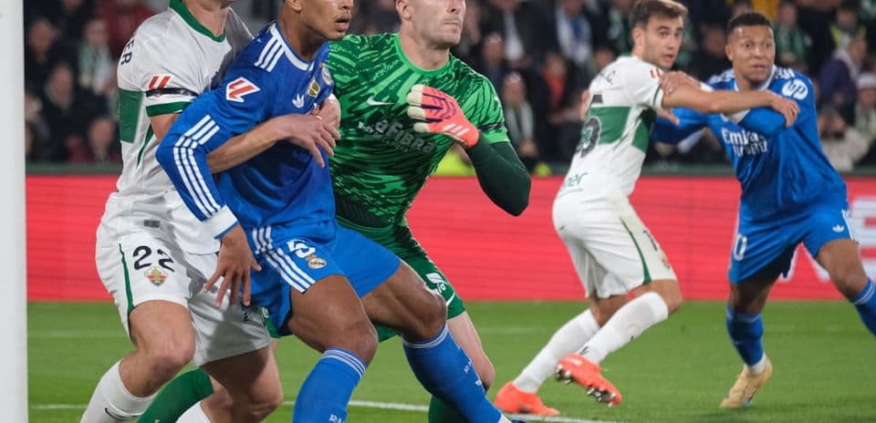 Jugadores de Elche y Getafe en acción