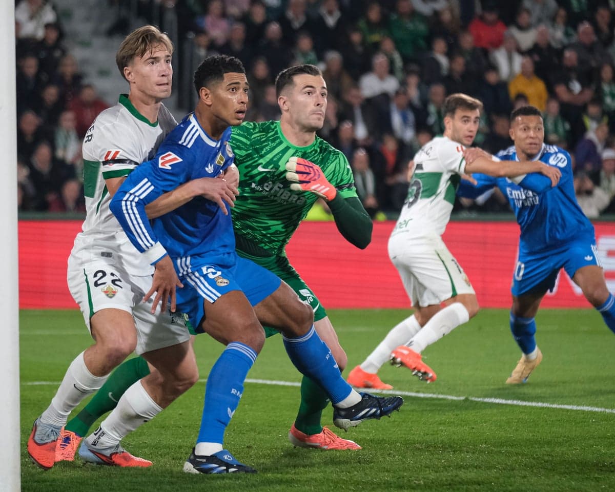 Jugadores de Elche y Getafe en acción