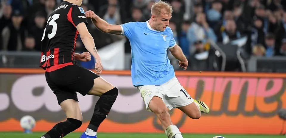 Jugador de Lazio desafiando a un oponente