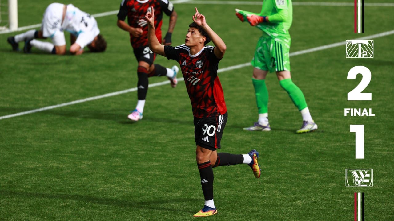 Jugador celebrando un gol en el partido