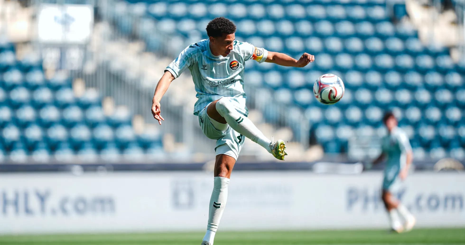 Jugador de Carolina Core pateando el balón
