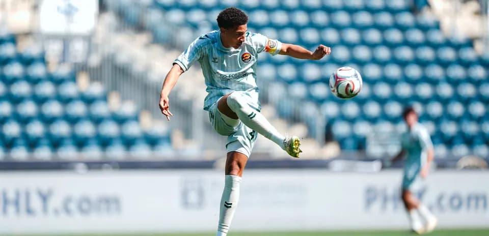 Jugador de Carolina Core pateando el balón