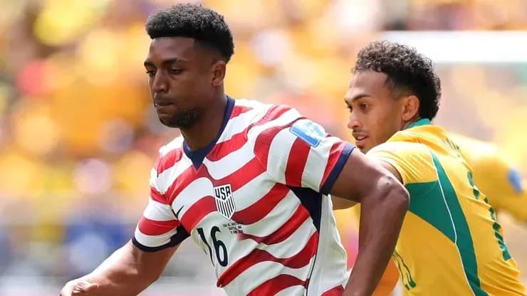 Jugador de Estados Unidos driblando mientras es marcado